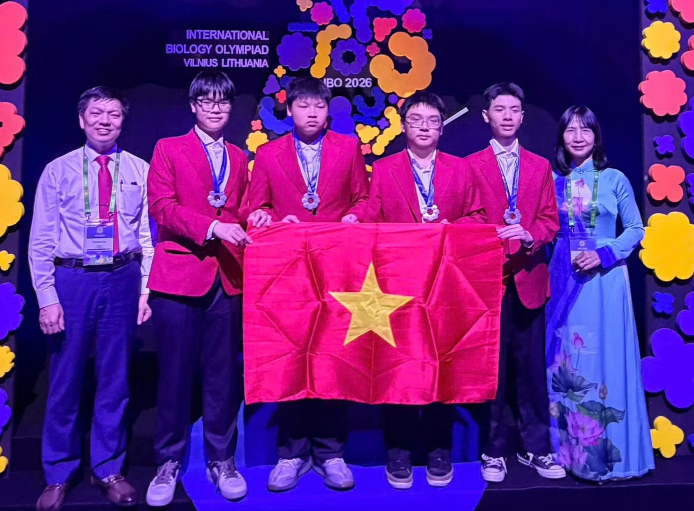 Đội tuyển Việt Nam tham dự Olympic Sinh học 2026 năm nay và các thầy cô. Olympic Sinh học quốc tế: Việt Nam đạt tổng điểm ở top 8 trong số các đoàn dự thi - Ảnh 1.