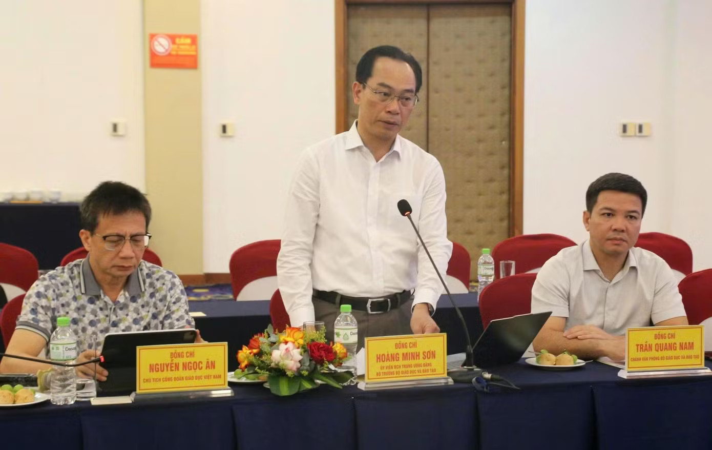 Bộ trưởng Bộ GD&ĐT Hoàng Minh Sơn phát biểu tại buổi làm việc. Gian lận thi ở Quảng Trị: Bộ trưởng Bộ GD&ĐT Hoàng Minh Sơn đã làm việc với UBND tỉnh - Ảnh 2.