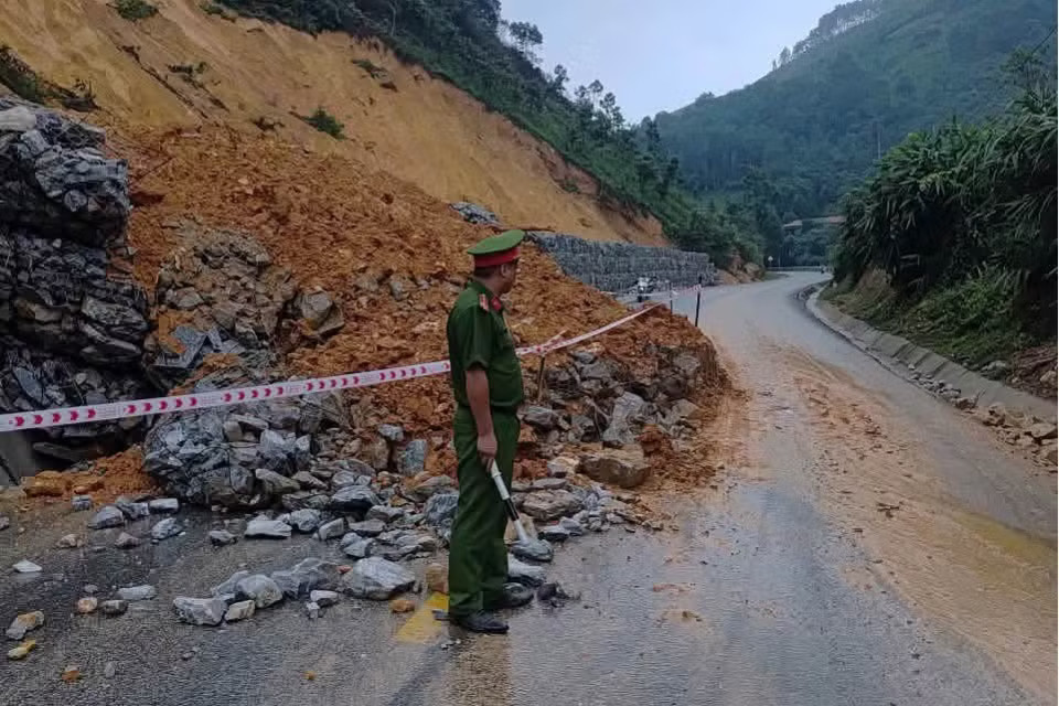 Công an xã Lương Thịnh bảo đảm an toàn cho các phương tiện qua Quốc lộ 37. Mưa lớn gây sạt lở, ngập úng nhiều nơi, Lào Cai cảnh báo khẩn - Ảnh 6.