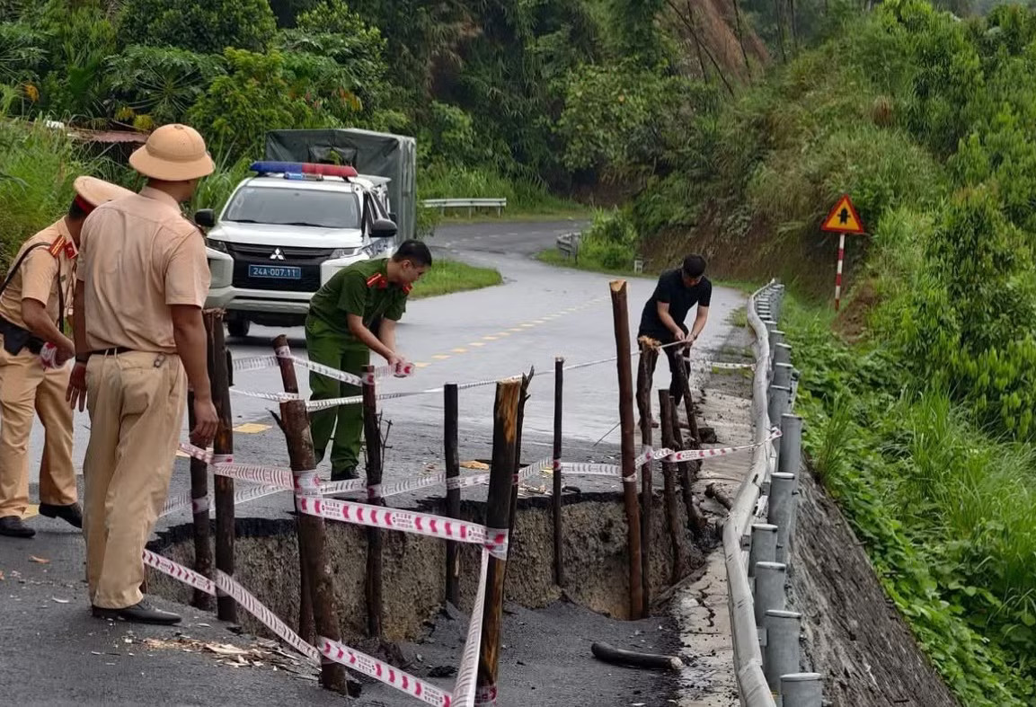 Một số tuyến Quốc lộ, đường tỉnh bị sạt lở taluy dương và sụt lún đường. Mưa lớn gây sạt lở, ngập úng nhiều nơi, Lào Cai cảnh báo khẩn - Ảnh 5.