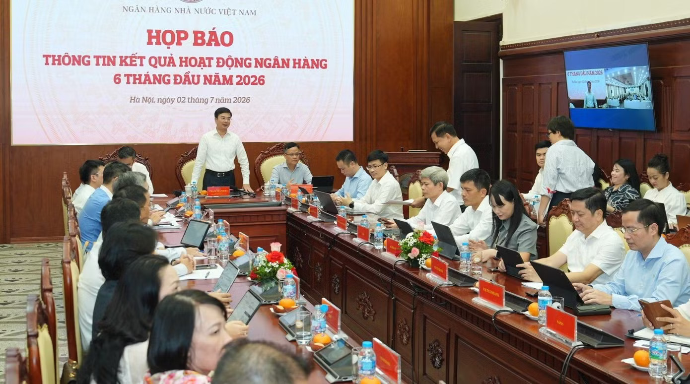Toàn cảnh họp báo Ngân hàng Nhà nước 6 tháng đầu năm sáng 2/7 (ảnh: <a style='text-decoration: none;' href='/SBV'>SBV</a>). Ngân hàng Nhà nước nói gì về việc 'đặc cách' tín dụng cho 3 doanh nghiệp? - Ảnh 2.