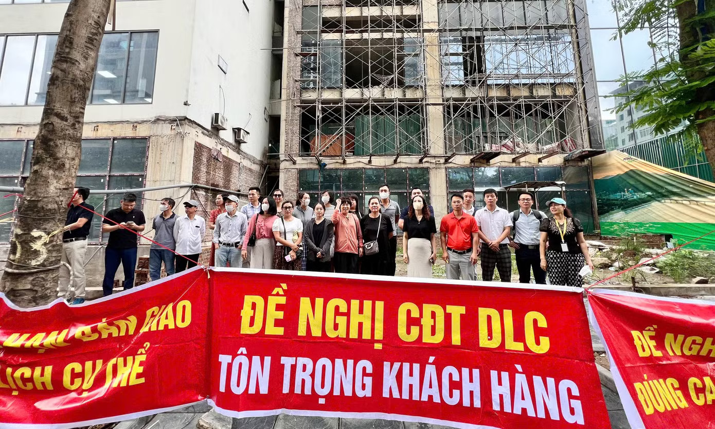 Sáng 2/7, khách hàng mua nhà dự án DLC – Complex Nguyễn Tuân (phường Thanh Xuân, Hà Nội) tiếp tục băng rôn đòi nhà sau nhiều lần chủ đầu tư trễ hẹn bàn giao. Chung cư 'đất vàng' Hà Nội nhiều lần trễ hẹn bàn giao nhà bất ngờ hoạt động 'chui' - Ảnh 1.