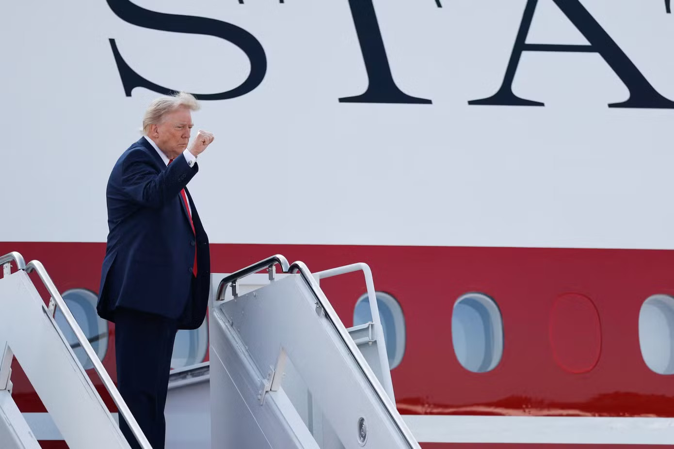 Tổng thống Mỹ Donald Trump bước lên chiếc Không Lực Một mới tại căn cứ liên hợp Andrews, Maryland, Mỹ. Nguồn: Reuters. Ông Trump lần đầu đi chuyên cơ 'Nhà Trắng biết bay' xa hoa chưa từng có - Ảnh 2.