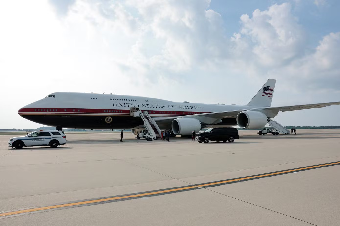 Tổng thống Mỹ Donald Trump sẽ chính thức trình làng chiếc chuyên cơ Air Force One mới trong chuyến công du tới bang North Dakota ngày 1/7 (theo giờ Mỹ). Ảnh: Reuters Ông Trump lần đầu đi chuyên cơ 'Nhà Trắng biết bay' xa hoa chưa từng có - Ảnh 1.