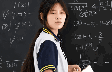 Thí sinh trường nghề có điểm Toán cao bất thường, thầy giáo bị 'khui' hành vi và huỷ toàn bộ bài thi, hiện học trường gì?