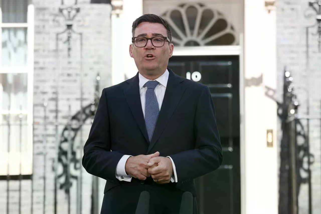Ông Burnham phát biểu tại Số 10 phố Downing. (Ảnh: Getty Images) Phát biểu nhậm chức, tân Thủ tướng hứa mang lại bước ngoặt cho nước Anh - Ảnh 3.