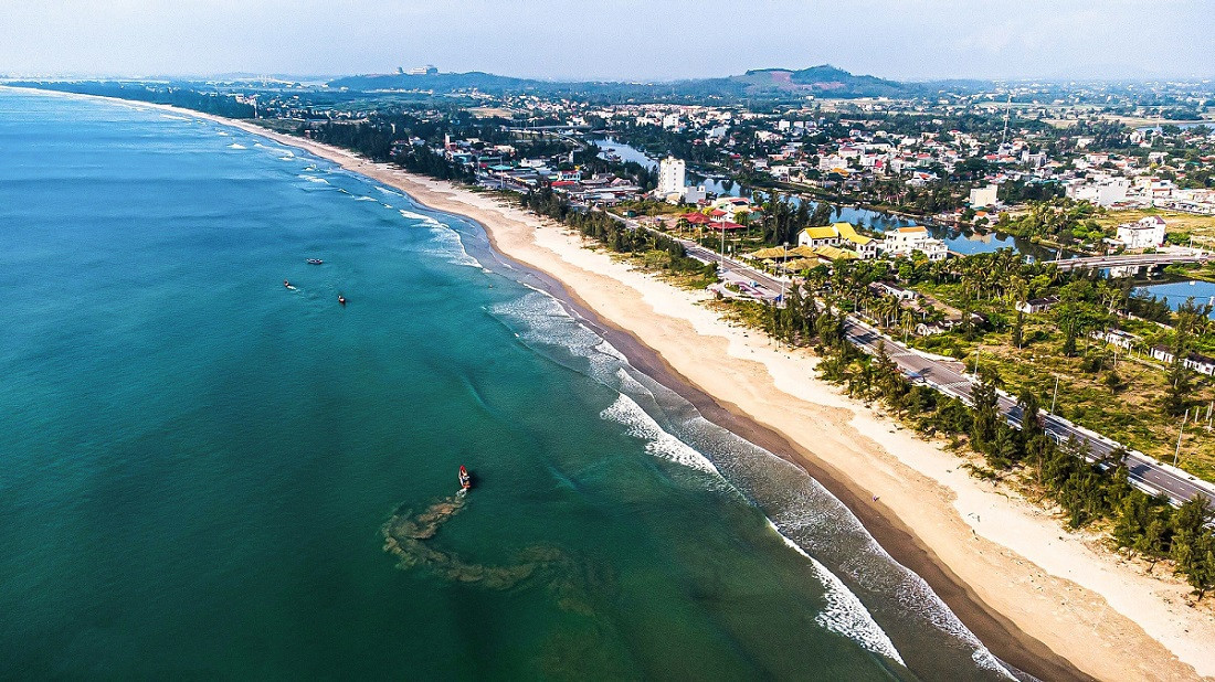háng 5 đến tháng 8 là thời điểm biển Mỹ Khê hiện lên rực rỡ và lý tưởng để du khách đến khám phá