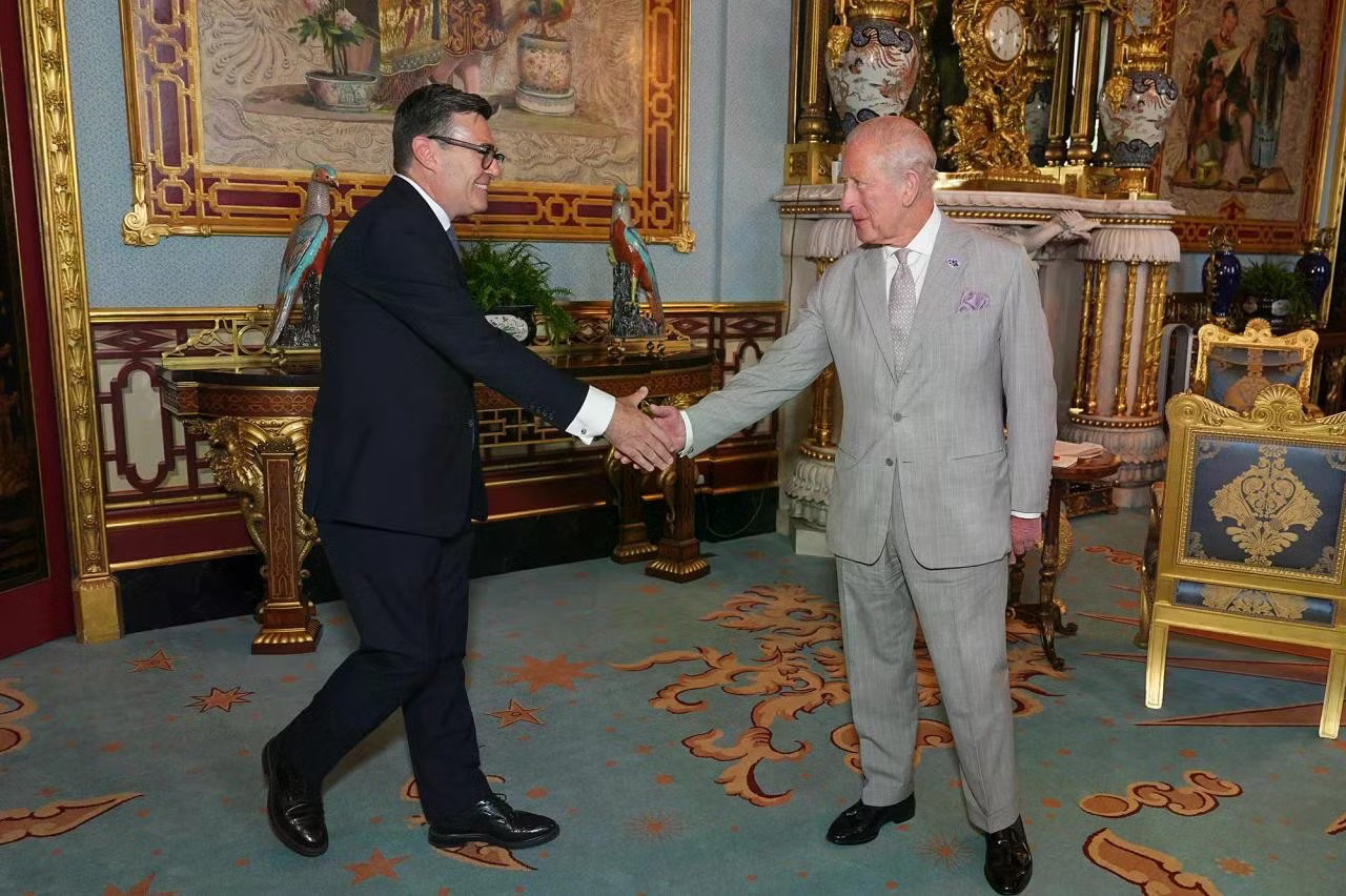 Vua Charles tiếp ông Burnham và đề nghị ông đảm nhiệm chức thủ tướng. (Ảnh: PA) Phát biểu nhậm chức, tân Thủ tướng hứa mang lại bước ngoặt cho nước Anh - Ảnh 2.