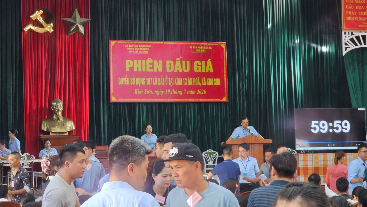 Phiên đấu giá quyền sử dụng 167 lô đất ở tại xã Kim Sơn (tỉnh Ninh Bình) diễn ra sáng 19/7, thu hút 274 khách hàng tham gia đấu giá với gần 2.100 hồ sơ. Ảnh: Phan Thiên. Đất đấu giá vùng quê 'hạ nhiệt' sau bỏ cọc hàng loạt, có lô giảm gần 1 tỷ đồng - Ảnh 1.