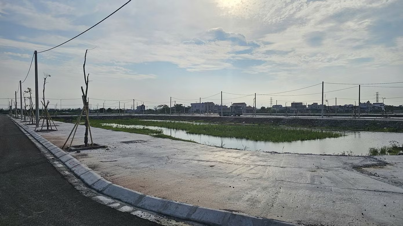 So với kết quả đấu giá trước đây, giá trúng của nhiều lô đất tại khu đấu giá đã giảm từ 500-600 triệu đồng mỗi lô. Cá biệt, có lô giảm gần 900 triệu đồng. Ảnh: Phan Thiên. Đất đấu giá vùng quê 'hạ nhiệt' sau bỏ cọc hàng loạt, có lô giảm gần 1 tỷ đồng - Ảnh 2.