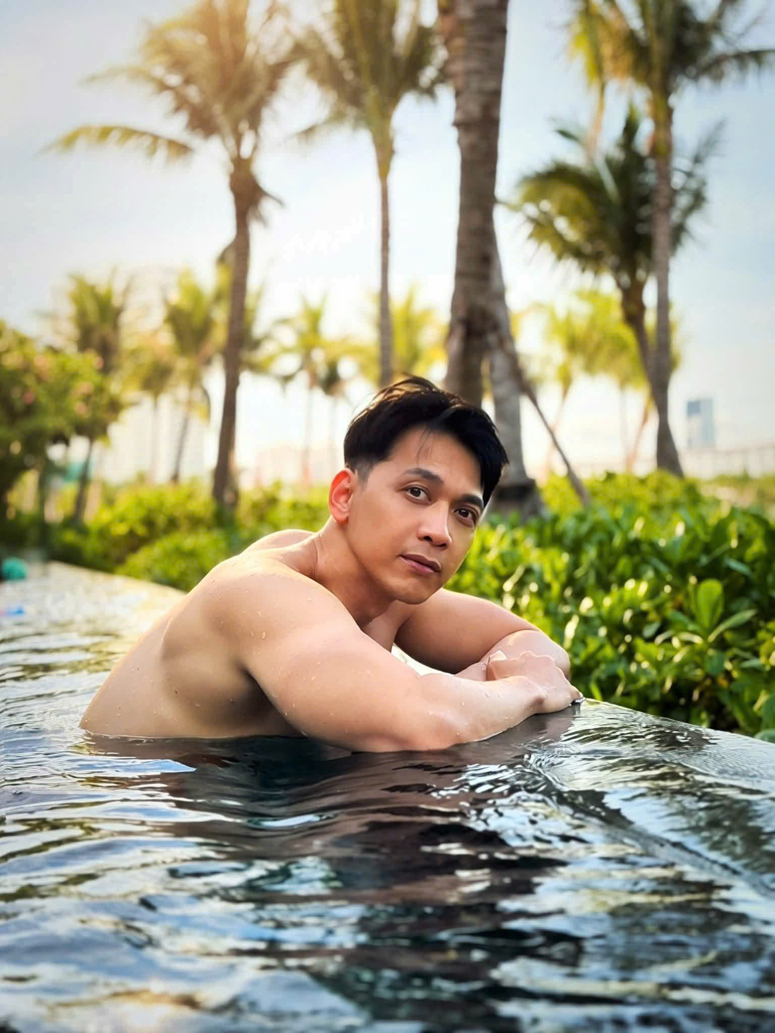 Chủ tịch <a style='text-decoration: none;' href='/ACB'>ACB</a> Trần Hùng Huy khoe cơ bụng 6 múi, than thở lịch trình 'họp 3 ngày từ sáng đến tối' - Ảnh 5.