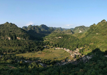 Phát hiện ngôi làng nằm gọn dưới hố sụt sâu 600m, chỉ có một lối ra vào duy nhất, đẹp như phim cổ trang