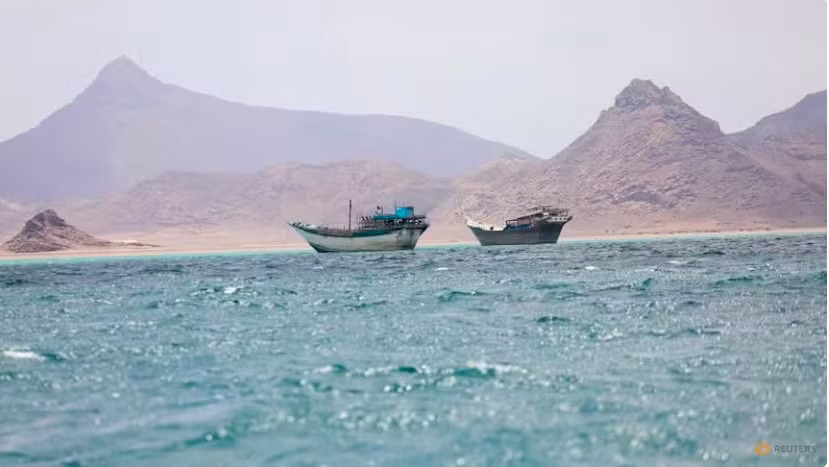 Tàu đi qua eo biển Bab el-Mandeb. (Ảnh: Reuters) Ả-rập Xê-út phản ứng với tuyên bố phong toả của Houthi, tuyên bố sẽ đáp trả bằng vũ lực - Ảnh 1.