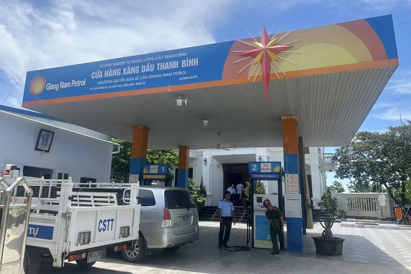 Lực lượng Quản lý thị trường tỉnh Nghệ An kiểm tra đột xuất cửa hàng xăng dầu Thanh Bình (xã Đức Châu). Bị phạt 40 triệu đồng vì tự ý nâng giá bán xăng - Ảnh 1.