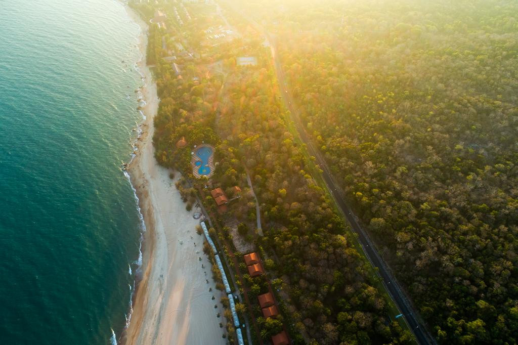 khu nghỉ dưỡng Biển Hồ Cóc sở hữu bờ biển dài 1.500m xanh biếc cùng bờ cát dài trắng mịn, cạnh tán rừng nguyên sinh, 