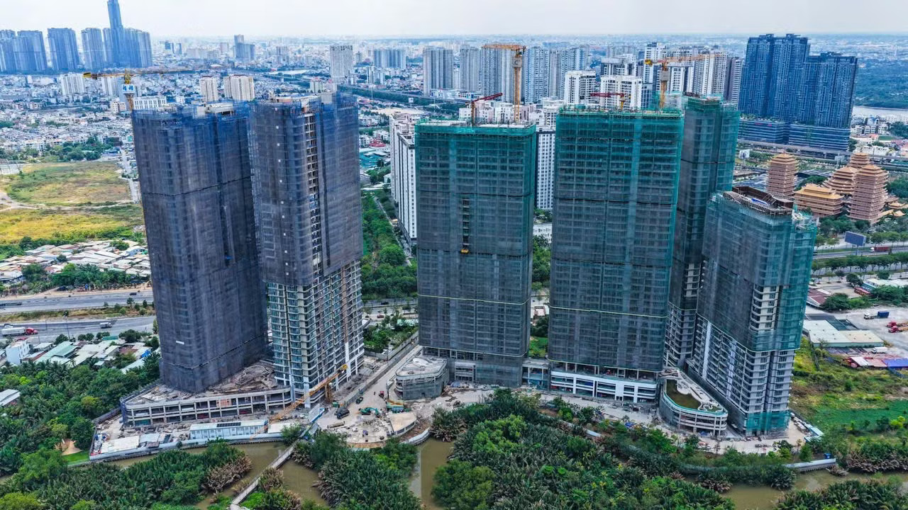 Lãi suất tăng khiến người mua bất động sản thận trọng - Ảnh 2.