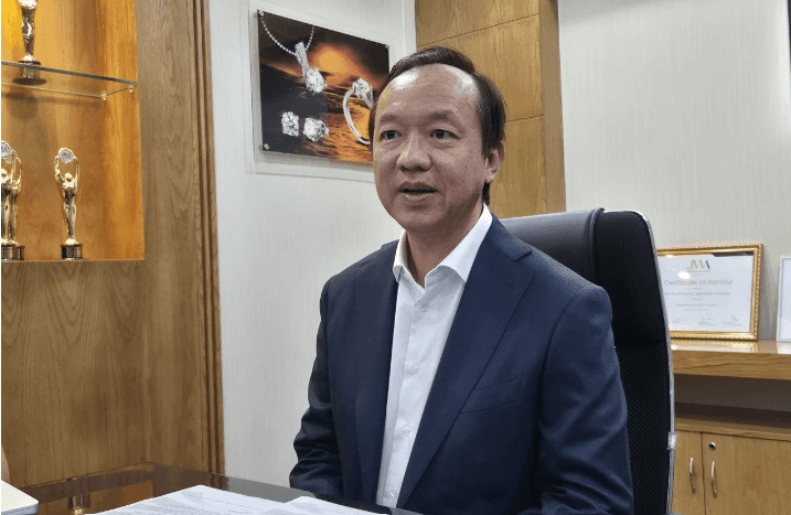 Cổ phiếu <a style='text-decoration: none;' href='/PNJ'>PNJ</a> lại giảm sàn sau chia sẻ của CEO về áp lực thanh khoản - Ảnh 1.