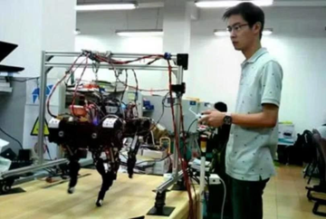 Nam sinh từng 'đội sổ' môn tiếng Anh nhận vinh dự lớn từ ông Tập Cận Bình: Sáng chế robot với giá 800.000 đồng, nay là CEO trẻ, sánh vai cùng nhiều 'ông lớn'