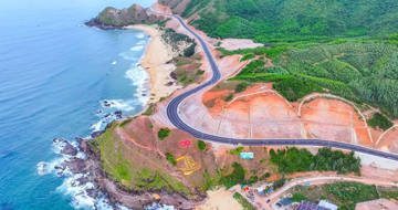Sắp hoàn thiện cung đường đèo kết nối núi - biển đẹp bậc nhất miền Trung, thay thế tuyến đường cũ tiềm ẩn nguy hiểm
