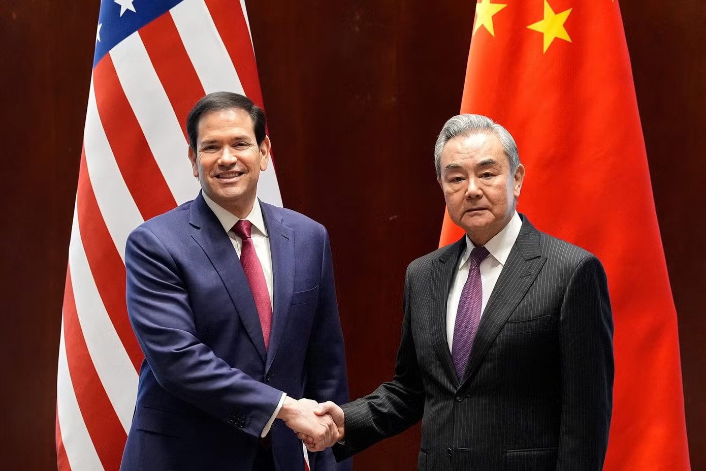 Ngoại trưởng Mỹ Marco Rubio và Ngoại trưởng Trung Quốc Vương Nghị. (Ảnh: Reuters) Cuộc gặp mở đường cho hội nghị thượng đỉnh Mỹ - Trung - Ảnh 1.