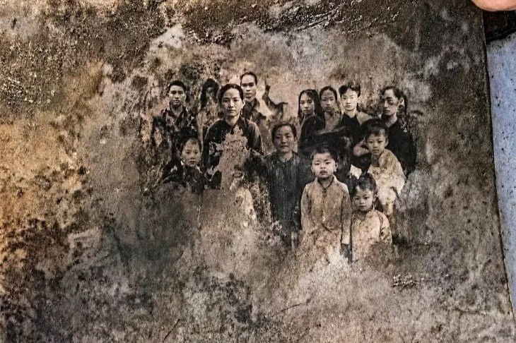 Bức ảnh đã nhòe màu theo thời gian được phát hiện trong phần mộ một liệt sĩ chưa xác định danh tính tại Nghĩa trang liệt sĩ Đức Hòa. Ảnh: Bộ Chỉ huy Quân sự tỉnh Tây Ninh Phát hiện bức ảnh trong mộ liệt sĩ vô danh tại Nghĩa trang liệt sĩ Đức Hòa - Ảnh 1.