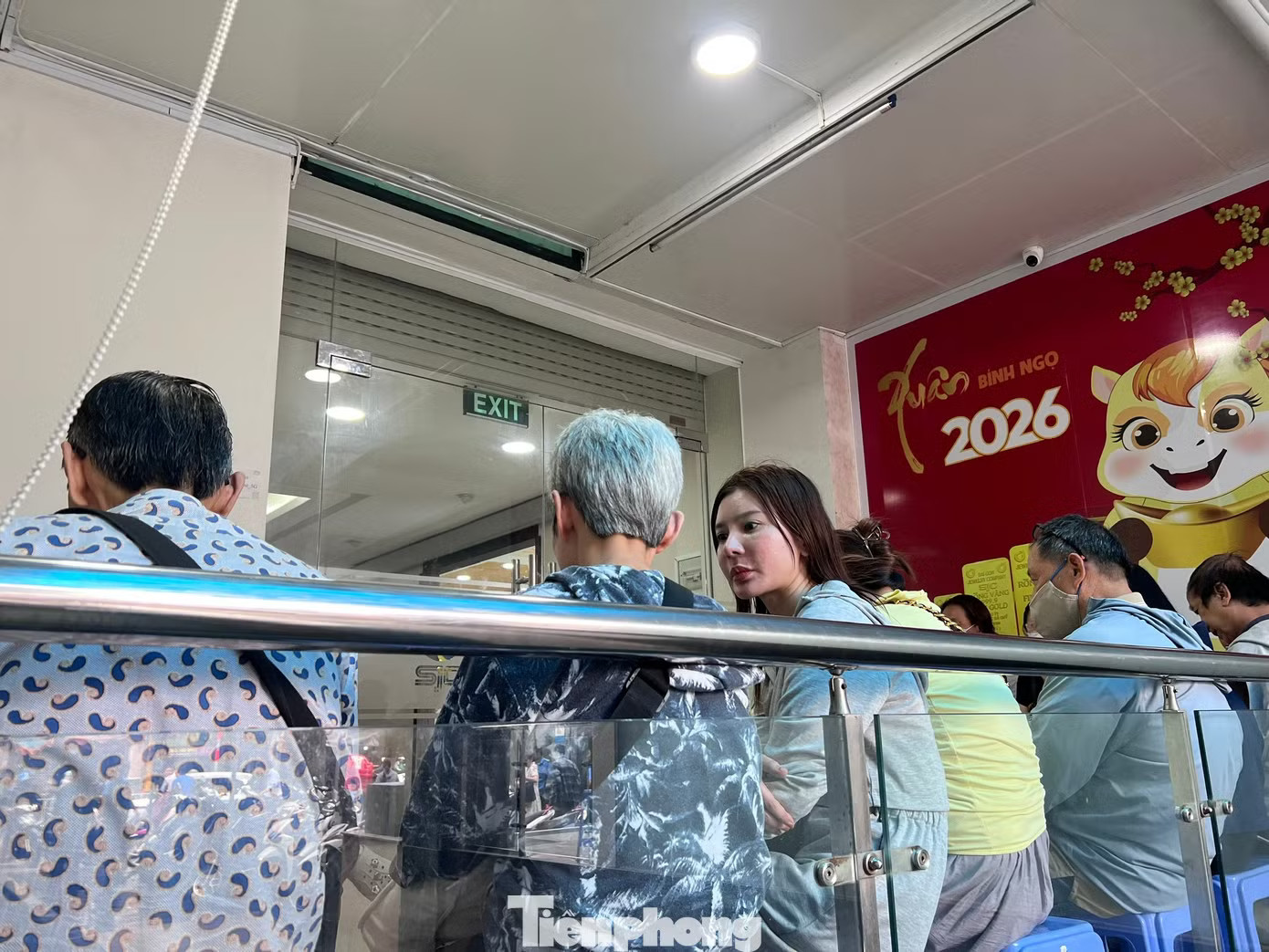 Nhiều người cho biết đã chờ cả ngày nhưng vẫn chưa đến lượt. Ngược đời: Xếp hàng cả ngày không bán được vàng SJC - Ảnh 3.