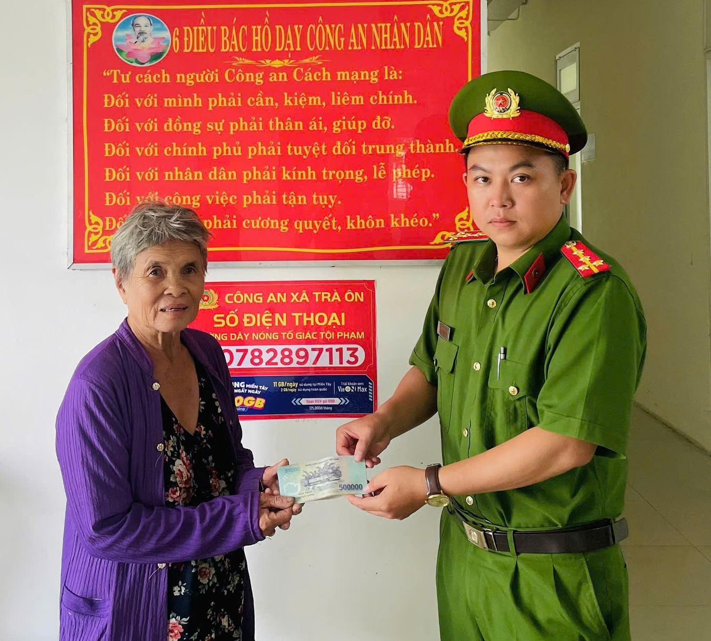 ba-pham-thi-le-ban-giao-so-tien-nhat-duoc-cho-luc-luong-cong-an-1784789401_1784797716.jpg