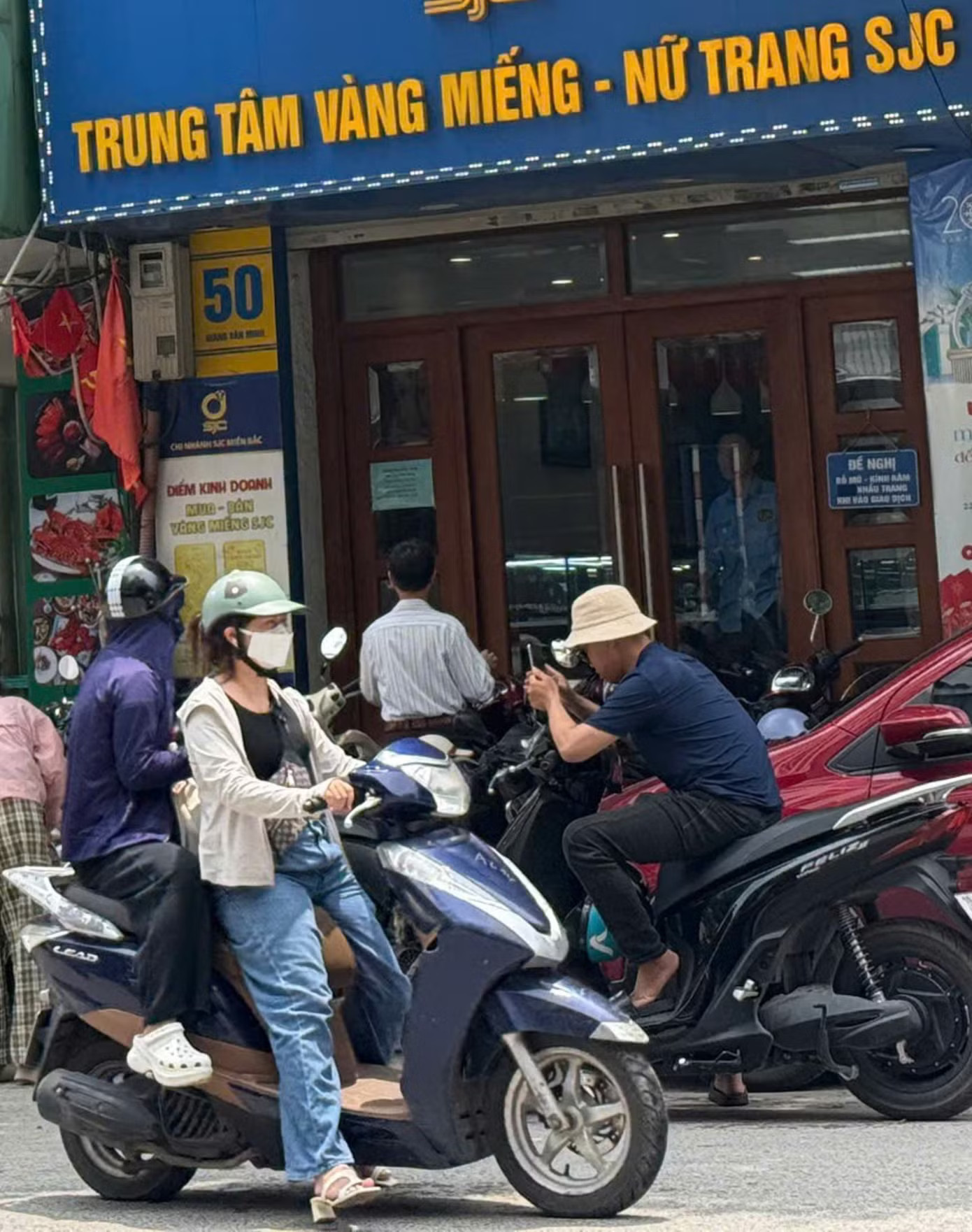 Cửa hàng của SJC ở phố Giang Văn Minh, Hà Nội. Ảnh: Ngọc Mai. Ngược đời: Xếp hàng cả ngày không bán được vàng SJC - Ảnh 4.