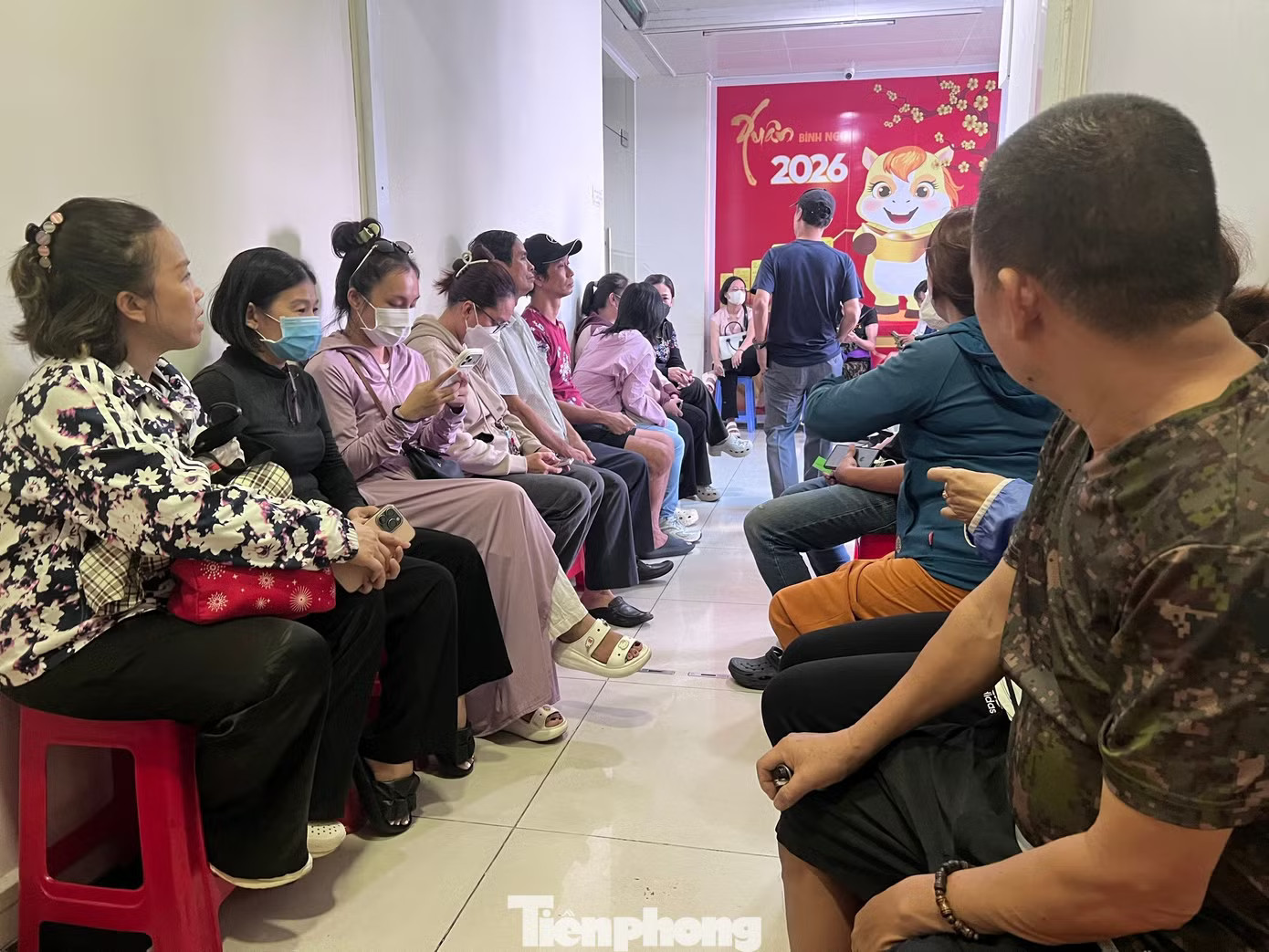 Người dân xếp hàng ngồi chờ bán vàng kín lối đi. Ngược đời: Xếp hàng cả ngày không bán được vàng SJC - Ảnh 2.