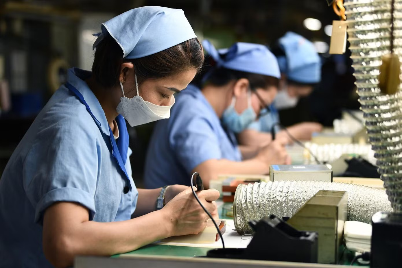 Cần phải xem xét điều chỉnh mức lương tối thiểu cho người lao động. Bộ Nội vụ nêu lý do cần tăng lương tối thiểu từ đầu năm 2027 - Ảnh 1.