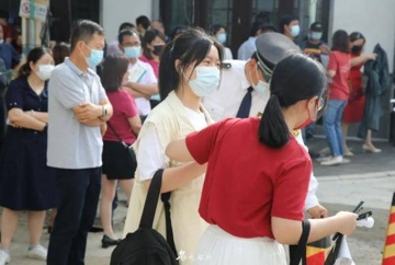 Học giỏi nhưng thi điểm thấp, phía ‘trường Đại học’ gợi ý có ‘cơ hội cuối cùng’ nên phụ huynh đã nghe theo, đến khi nhập học bị tuyên bố thẳng