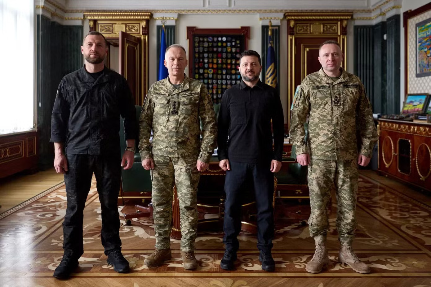 Tổng thống Ukraine Volodymyr Zelensky, tân Tổng tư lệnh các Lực lượng Vũ trang Ukraine - Mykhailo Drapatyi (ngoài cùng bên phải), cựu Tổng tư lệnh Oleksandr Syrskyi (thứ hai từ trái sang), và quyền Bộ trưởng Quốc phòng Yevhenii Khmara. (Ảnh: Reuters) Có lãnh đạo quân đội mới, Ukraine tuyên bố tăng cường phản công Nga - Ảnh 1.
