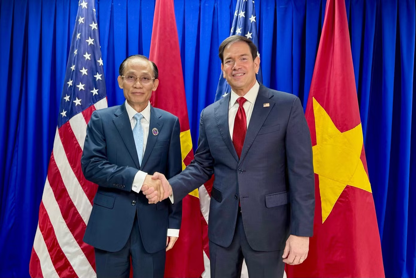 Bộ trưởng Lê Hoài Trung và Ngoại trưởng Mỹ Marco Rubio trong cuộc gặp tại Philippines ngày 23/7. Ảnh: Mofa Bộ trưởng Lê Hoài Trung gặp Ngoại trưởng Mỹ, đề nghị sớm kết thúc điều tra theo Mục 301 - Ảnh 1.