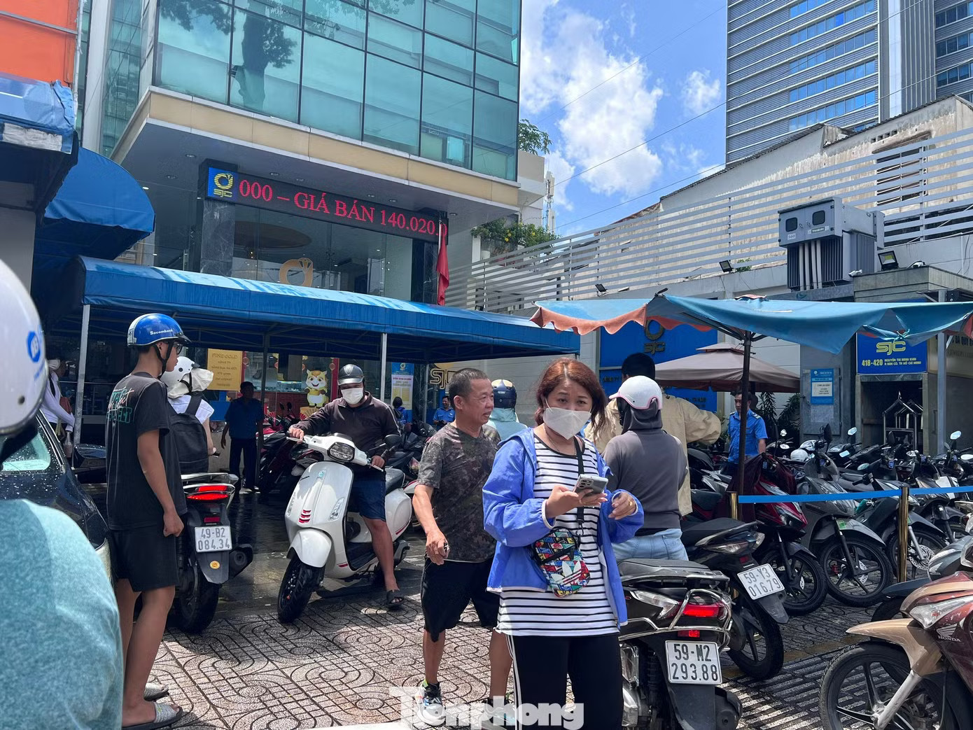 Bãi xe trước cổng công ty SJC luôn kín chỗ ngay đầu giờ chiều 23/7. Ngược đời: Xếp hàng cả ngày không bán được vàng SJC - Ảnh 1.