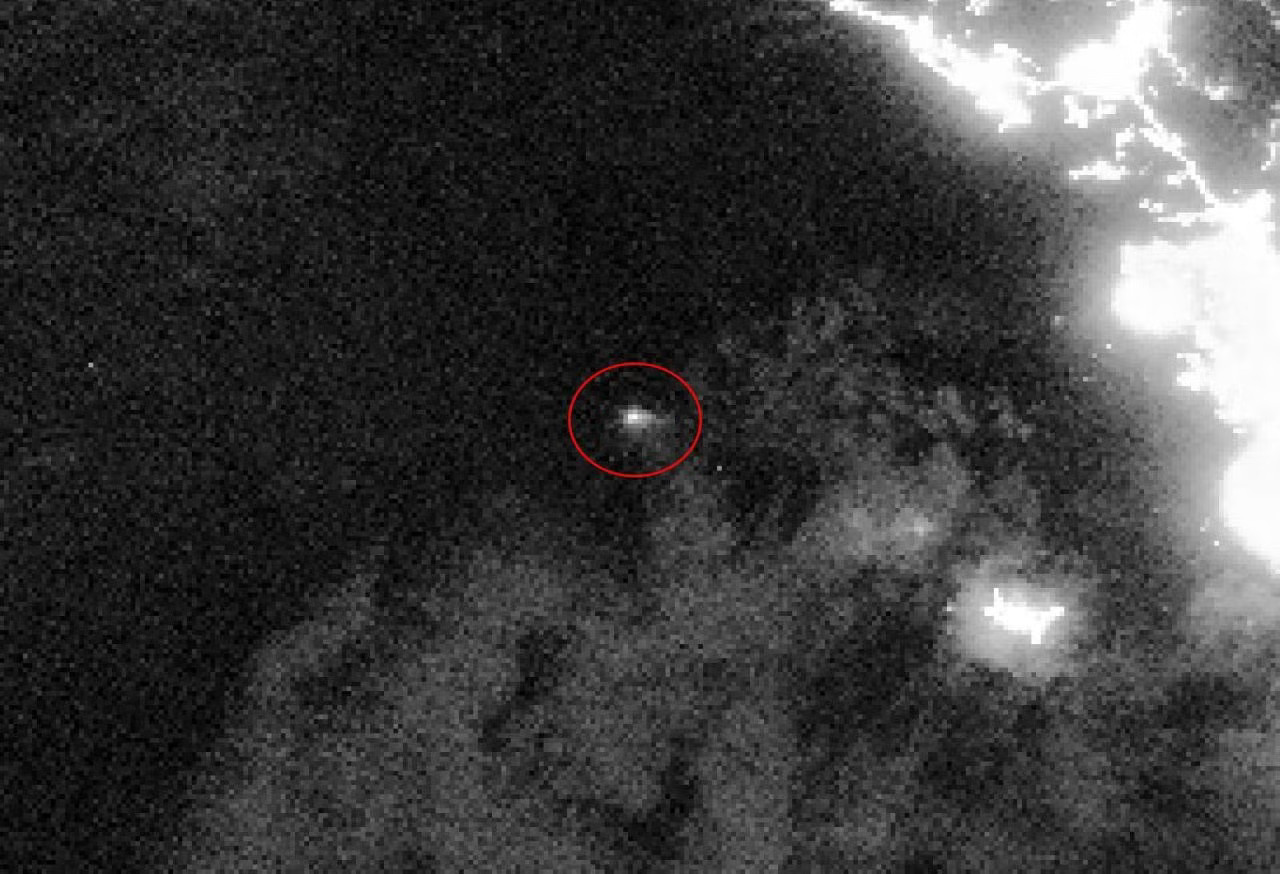Hình ảnh vệ tinh cho thấy tàu chở dầu Encelia của Ả-rập Xê-út đang bốc cháy. (Ảnh: NASA Worldview) Biển Đỏ dậy sóng: Phong trào Houthi tấn công liên tiếp hai tàu dầu Ả-rập Xê-út - Ảnh 1.