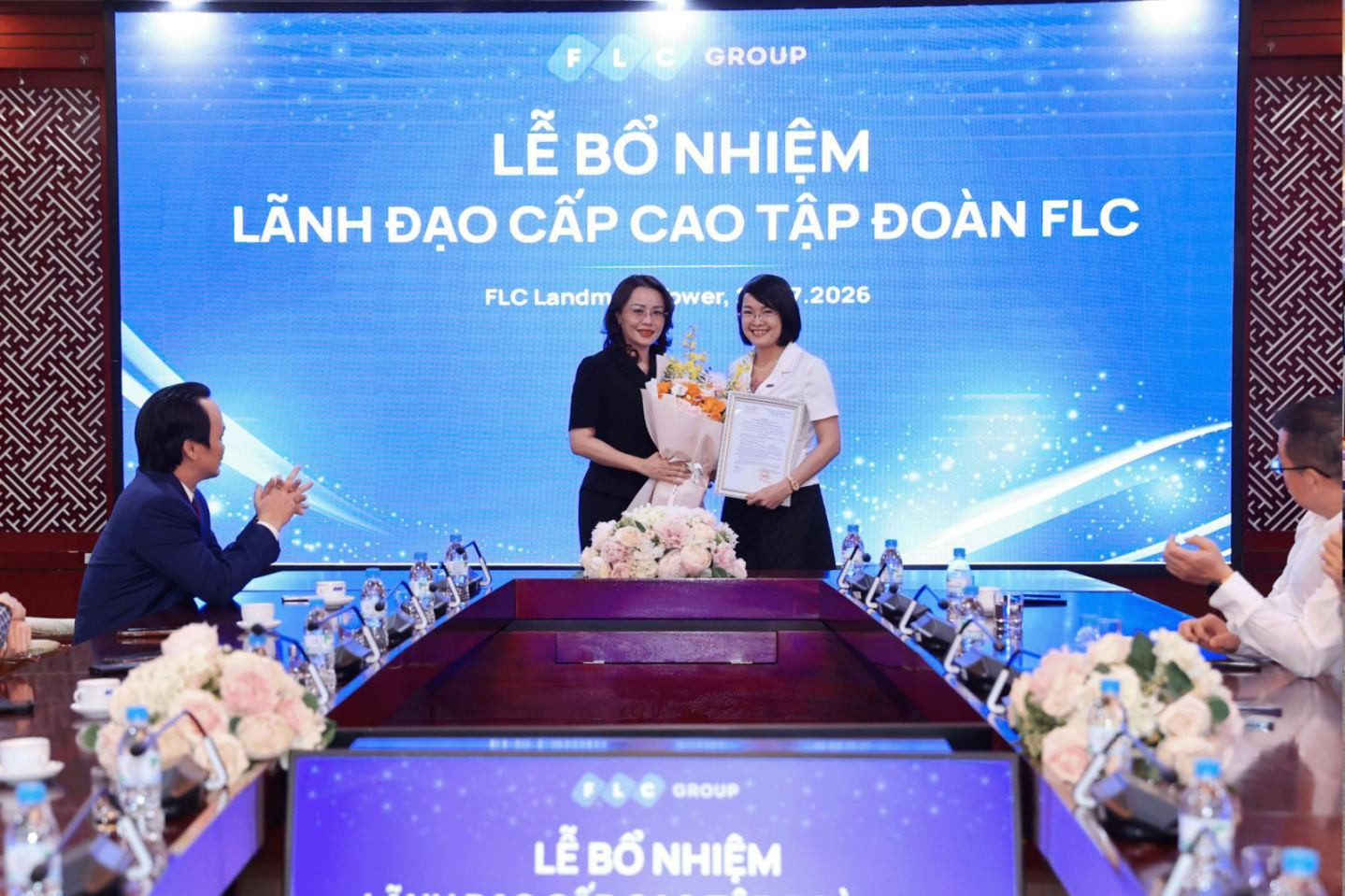 ba-huong-tran-kieu-dung-pho-chu-tich-thuong-truc-trao-quyet-dinh-bo-nhiem-ba-vu-thi-nam-trang.jpg