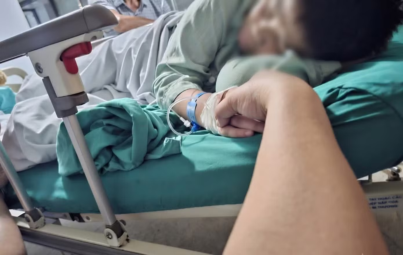 B.A điều trị tại bệnh viện. Ảnh gia đình cung cấp Công an làm việc với những người liên quan vụ bé trai lớp 6 bị nhét dị vật vào hậu môn - Ảnh 1.