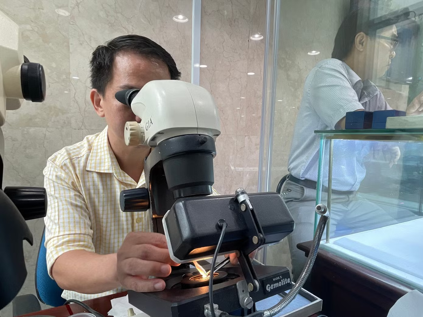 Kiểm định kim cương tại SJC. Cảnh khác lạ khi giá vàng giảm không ngừng - Ảnh 3.