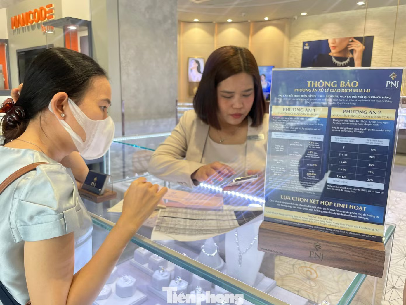 Đi nhiều cửa hàng của <a style='text-decoration: none;' href='/PNJ'>PNJ</a>, khách hàng vẫn chưa thể bán lại kim cương vì đã hết suất thu mua trong ngày. Khổ như đi bán kim cương: Người giàu cũng khóc! - Ảnh 1.