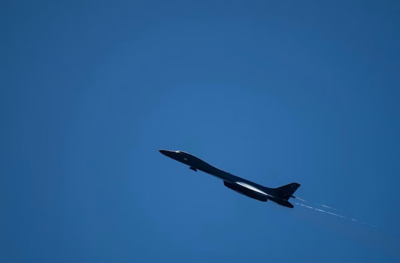 Máy bay ném bom B-1 của Mỹ bay qua cánh đồng gần căn cứ không quân RAF Fairford ở Anh ngày 19/6. (Ảnh: Reuters) Anh tuyên bố sẵn sàng bảo vệ đất nước sau cảnh báo của Iran - Ảnh 1.