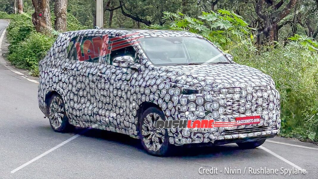 2027-toyota-innova-hycross-facelift-spied-front-new-design-rear-3-1068x601.jpeg
