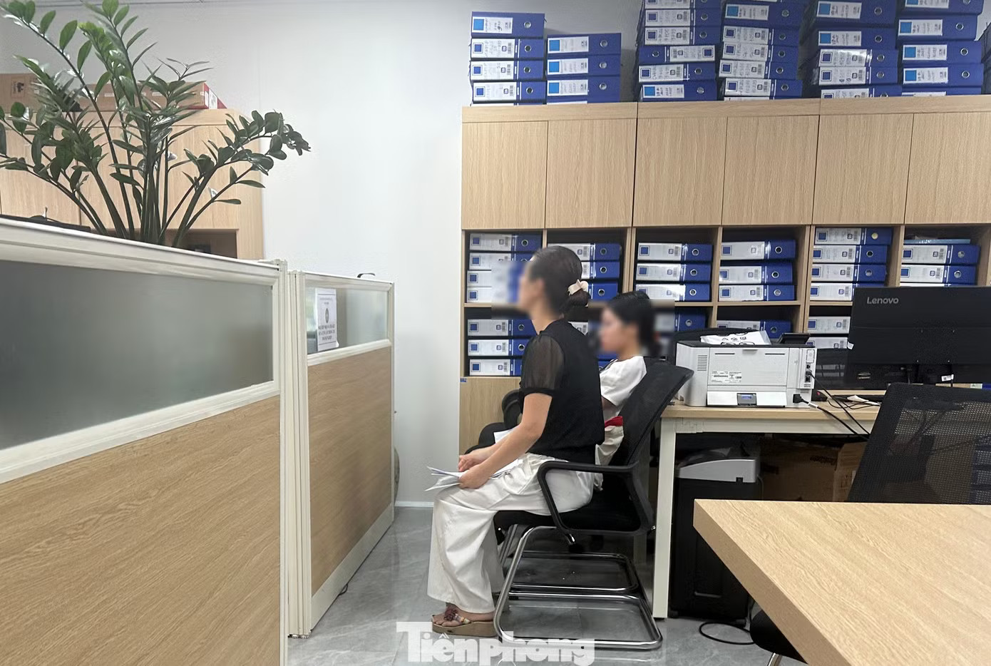 Người dân đến Sở Tài chính Hà Nội gửi đơn, xin thông tin doanh nghiệp. Hà Nội: Người dân bất ngờ bị cấm xuất cảnh vì công ty 'ma' - Ảnh 2.