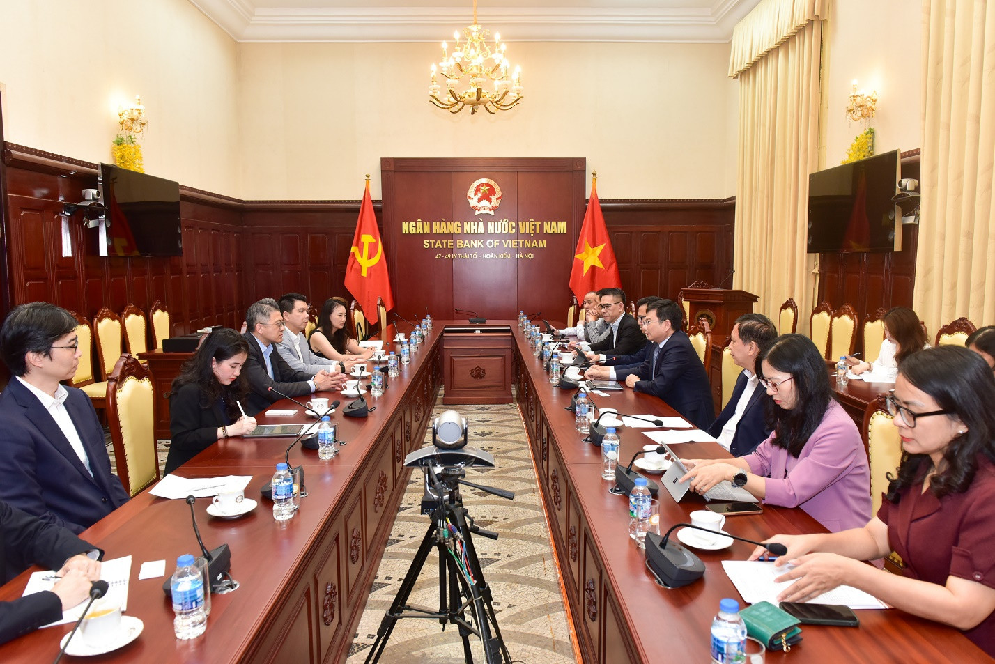 Phó Thống đốc NHNN gửi đề nghị đặc biệt tới Chủ tịch Bloomberg trong kế hoạch phát triển Trung tâm Tài chính Quốc tế - Ảnh 1.