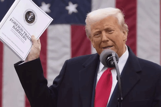 Tổng thống Trump áp thuế mới với 60 đối tác thương mại, thép Việt Nam không chịu thêm thuế - Ảnh 1.