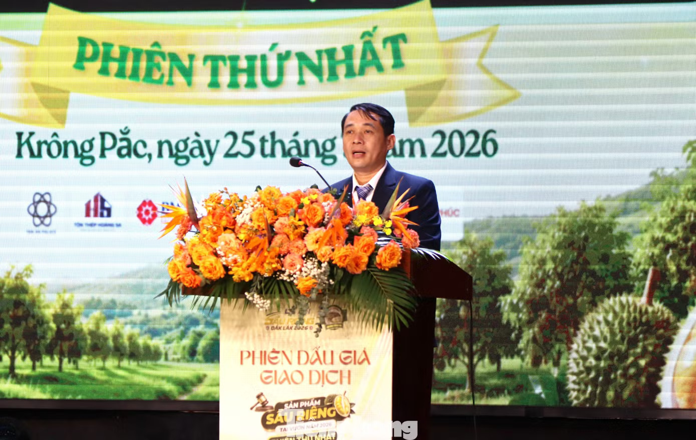 Ông Lại Đức Đại - Chủ tịch UBND xã Krông Pắk - phát biểu. Đấu giá sầu riêng tại vườn: Bất ngờ về loại A - Ảnh 1.