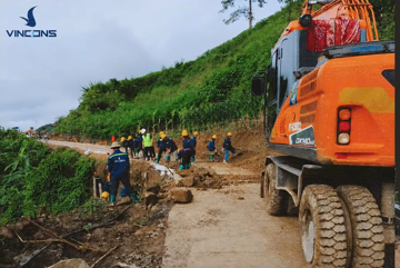 Tổng thầu xây dựng lớn nhất Việt Nam của Vingroup điều động công nhân vào vùng lũ hỗ trợ khẩn cấp người dân