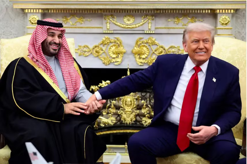 Tổng thống Mỹ Donald Trump và Thái tử kế vị Ả-rập Xê-út Mohammed bin Salman trong cuộc gặp tại Nhà Trắng năm 2025. Ảnh: Reuters Hàn Quốc bức xúc khi Mỹ trao đặc quyền cho Ả-rập Xê-út - Ảnh 1.