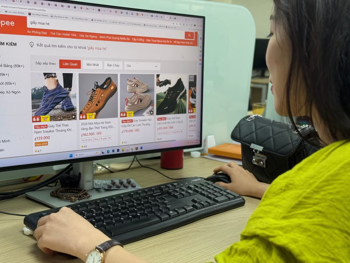 Tổng doanh số của Shopee, TikTok Shop, Lazada và Tiki đạt 291.600 tỷ đồng trong nửa đầu năm. Ảnh minh họa. Doanh thu sàn thương mại điện tử tăng vọt, người bán vẫn không ‘dễ thở’? - Ảnh 1.