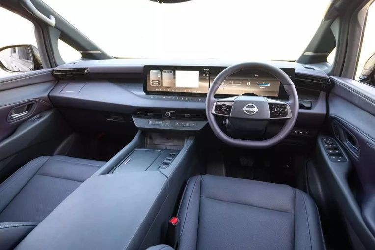 Khoang lái Nissan Elgrand 2027