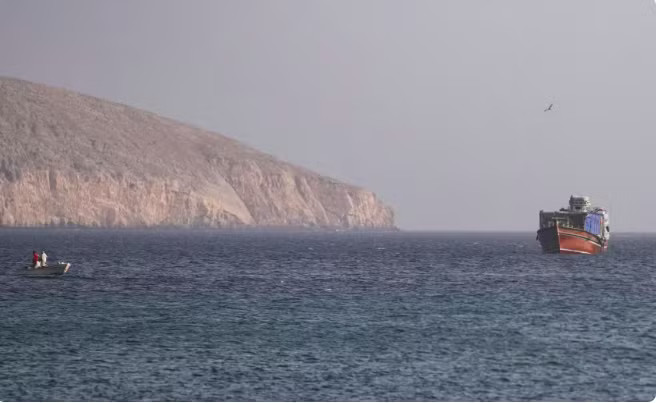 Khu vực eo biển Hormuz. (Ảnh: Reuters) Mỹ cùng Trung Đông gấp rút vẽ lại bản đồ năng lượng, hoá giải ‘gọng kìm’ của Iran - Ảnh 1.